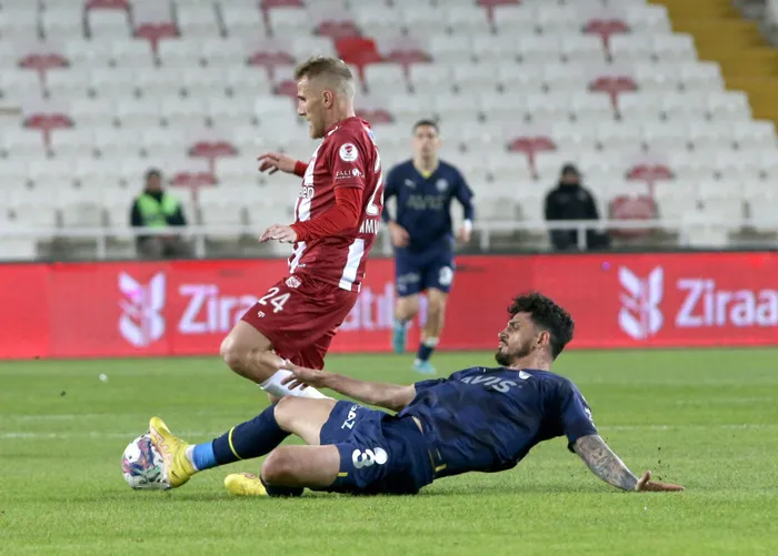 son-dakika-ziraat-turkiye-kupasinda-buyuk-heyecan-sivasspor-fenerbahce-macinda-ilk-yarida-gol-sesi-yok-1683141562319.jpg