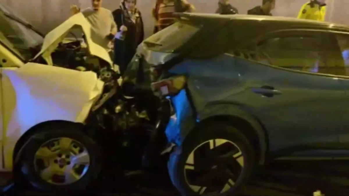 Antalya’da 11 araçlı zincirleme kaza: 1 yaralı | Video videosunu izle Antalya’da 11 araçlı zincirleme kaza: 1 yaralı | Video videosunu izle