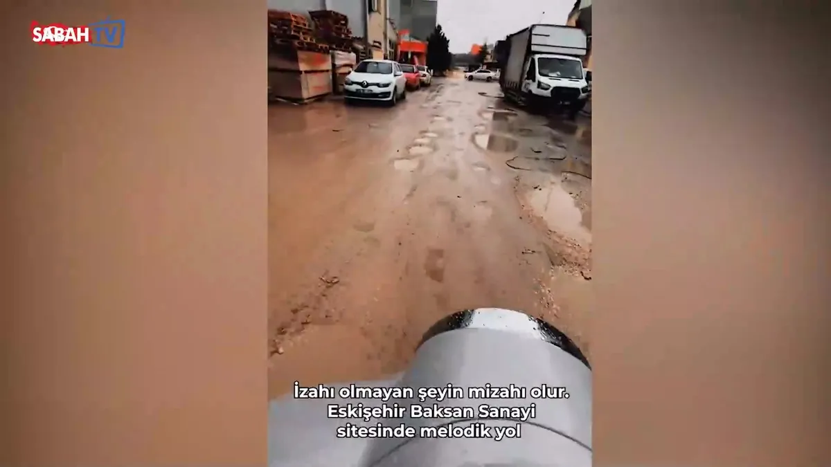 Eskişehir’in yol ve altyapı sorunu vatandaşı bezdirdi! “Bu tablo sizi hiç mi rahatsız etmiyor?” videosunu izle Eskişehir’in yol ve altyapı sorunu vatandaşı bezdirdi! “Bu tablo sizi hiç mi rahatsız etmiyor?” videosunu izle