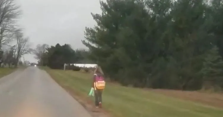 Baba, okul servisinden atılan 10 yaşındaki çocuğunu soğukta 8 km yürüttü