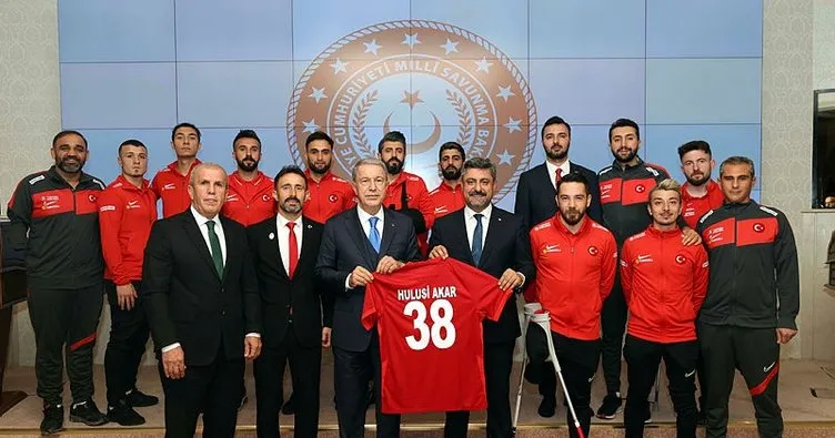 Milli Savunma Bakanı Hulusi Akar, Ampute Futbol Milli Takımı’nı kabul etti