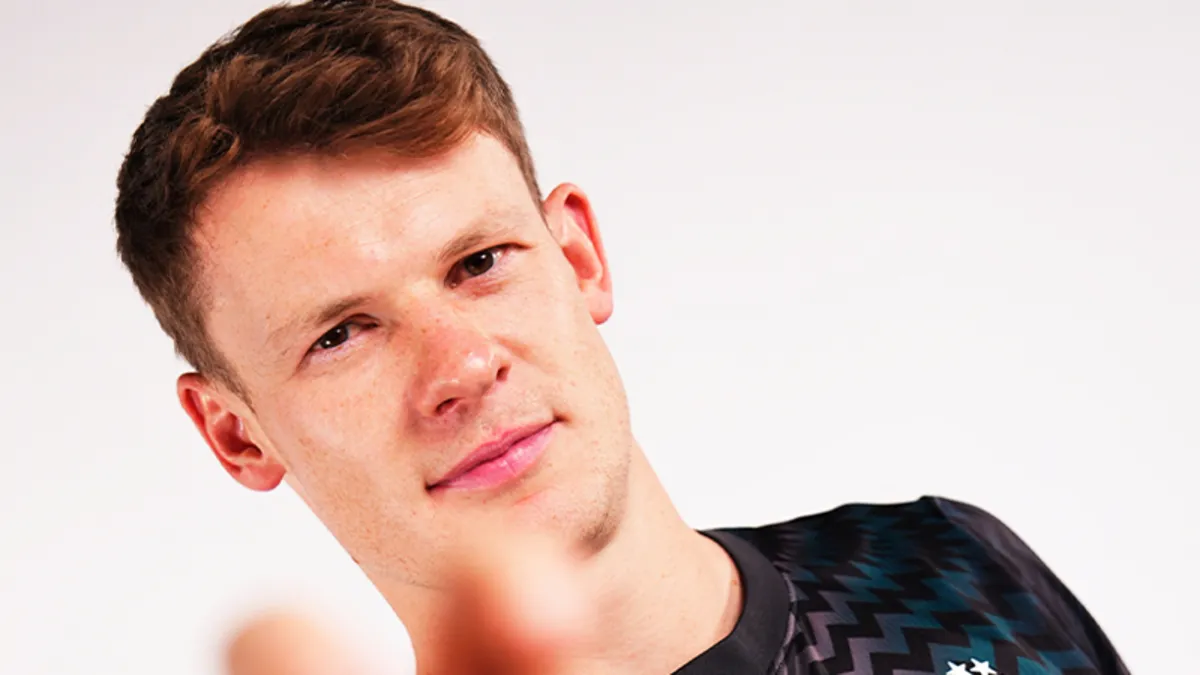 Beşiktaş'ın yeni kalecisi Alexander Nübel, kulüp binasında poz verirken.