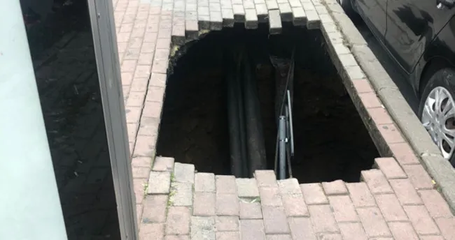 İstanbul’da kaldırım çöktü! Bir kişi içine düştü! İstanbul’da kaldırım çöktü! Bir kişi içine düştü!