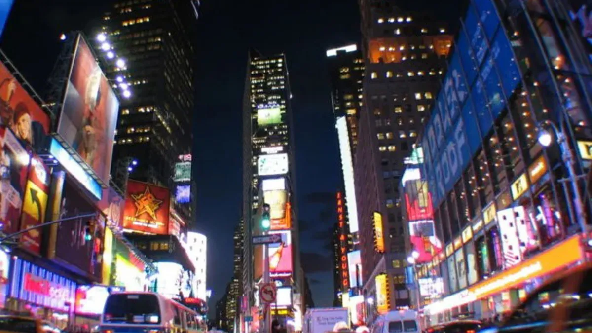 Times Meydanı’nda korkunç olay! Bir kişi kasıtlı olarak ateşe verildi Times Meydanı’nda korkunç olay! Bir kişi kasıtlı olarak ateşe verildi