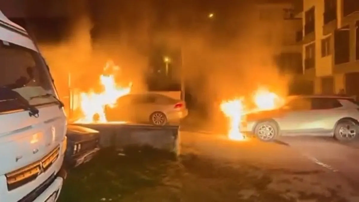 Park halindeki otomobil ve cip alev alev yandı Park halindeki otomobil ve cip alev alev yandı