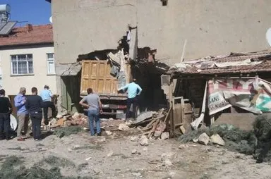 Malatya'da yokuş inen kamyon bahçe duvarını aşıp eve çarptı