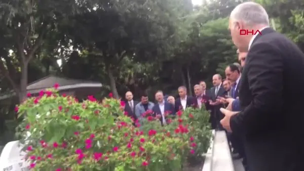 Başkan Erdoğan, Necmettin Erbakan’ın kabrini ziyaret ederek dua okudu