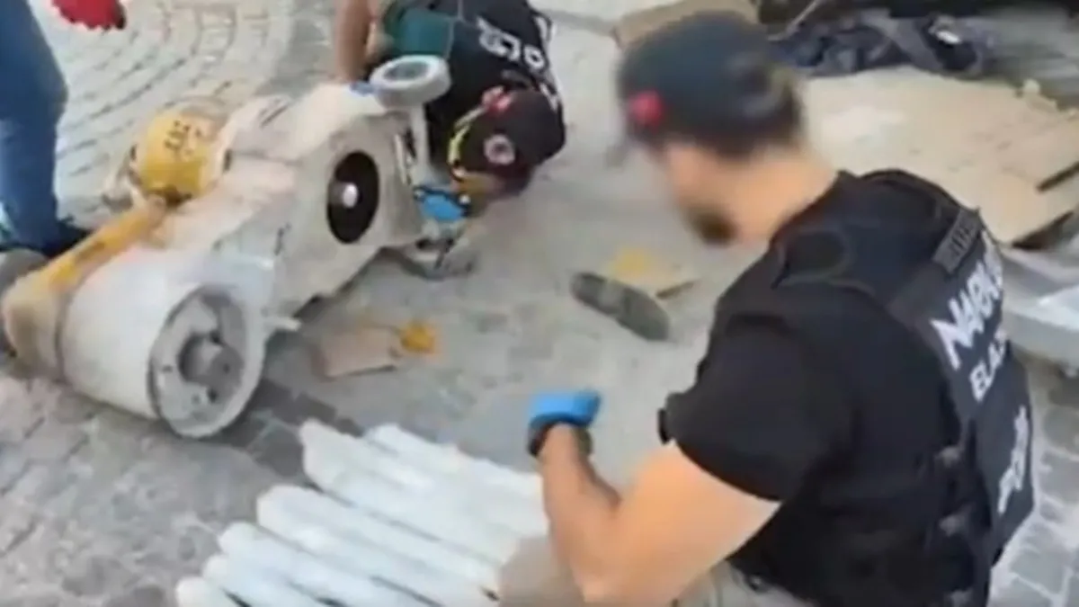 Elazığ’da uyuşturucu operasyonu! İş makinesine zulalanmış 1 kilo 850 gram esrar ele geçirildi