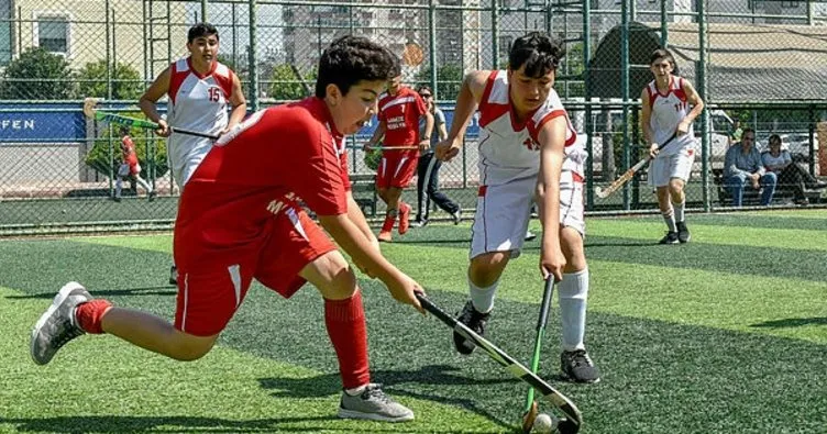 Çim hokeyi şampiyonası Muratpaşa’da yapıldı
