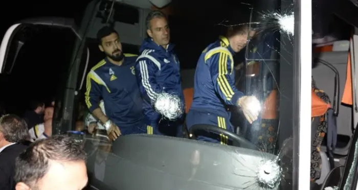 son-dakika-fenerbahce-otobusune-saldiri-sorusturmasi-bakan-gurlek-acikladi-5-gozalti-1786431469723.png