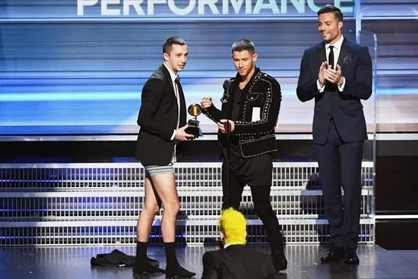2017 Grammy ödülleri sahiplerini buldu