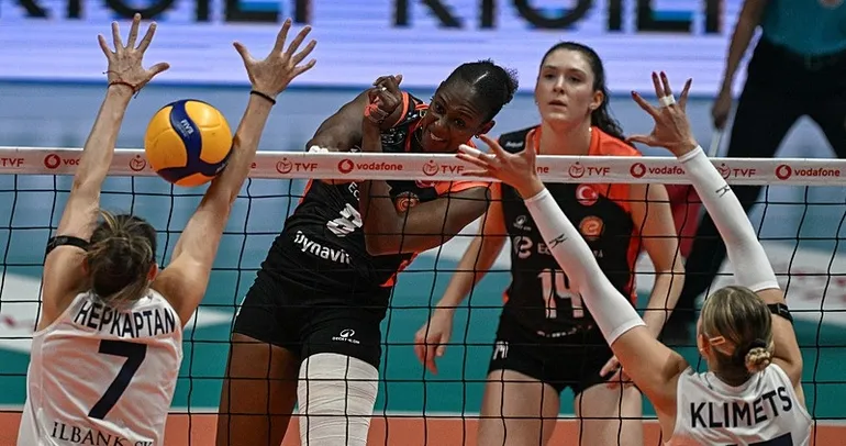 Eczacıbaşı set vermeden güldü