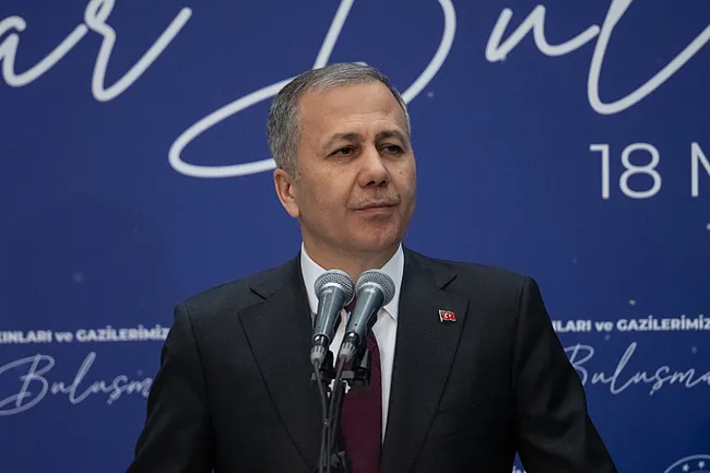son-dakika-ozgur-ozelin-sokak-cagrilarina-sert-tepki-provokatorlerin-oyununa-gelmeyin-1742505995876.jpeg SON DAKİKA | Özgür Özel'in sokak çağrılarına sert tepki: Provokatörlerin oyununa gelmeyin