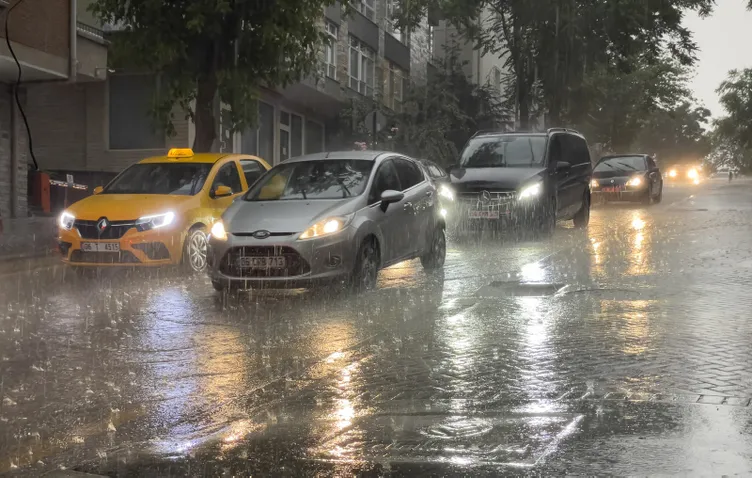 Son dakika | Ankara sular altında! Etkili sağanak yerini doluya bıraktı: Sokaklar dereye döndü, araçlar suya gömüldü