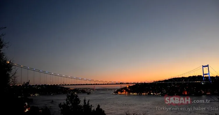 İstanbul’un iki köprüsü Kosova bayrağı renklerine büründü