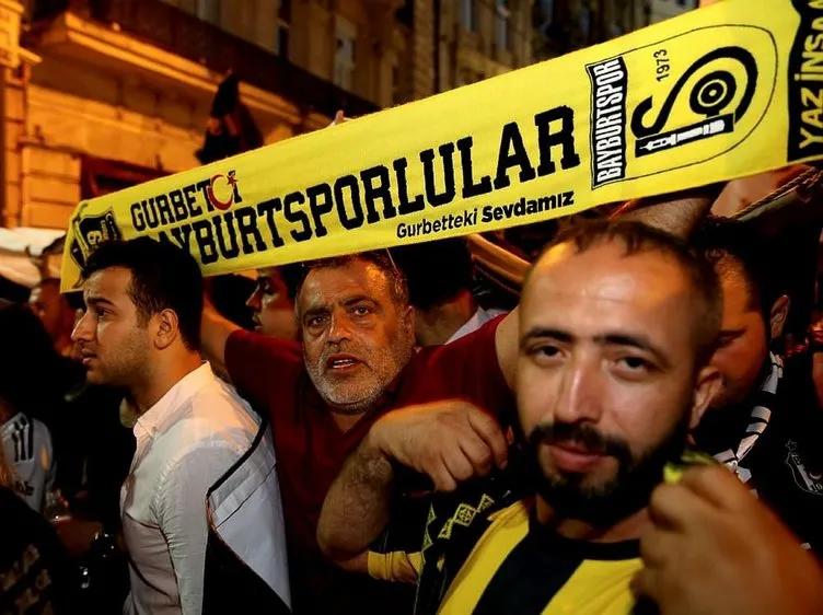 Taraftarlar Taksim’de FETÖ’cü hain darbeyi protesto etti