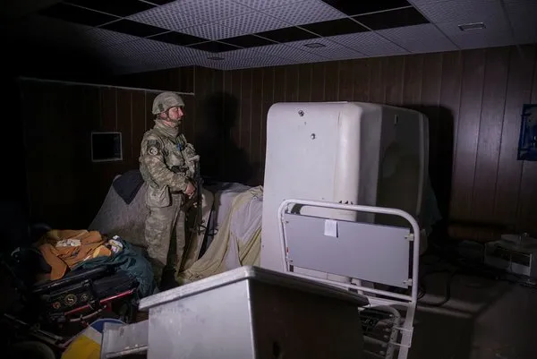 Mehmetçik Afrin'de teröristlerin tam teşekküllü yer altı hastanesine girdi