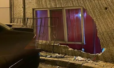 Fatih’te el freni çekilmeyen otomobil yokuştan kayarak 3 otomobil ile bina duvarına çarptı