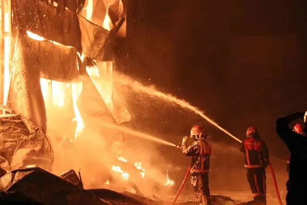 Sakarya’da ambalaj fabrikası alev alev yanıyor