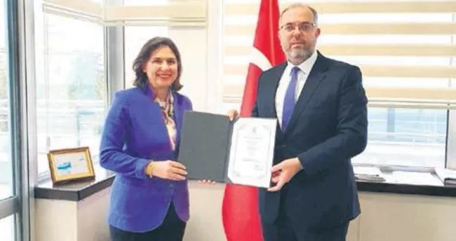 EİT’den Erhan Afyoncu’ya ‘eğitime hizmet’ ödülü EİT’den Erhan Afyoncu’ya ‘eğitime hizmet’ ödülü