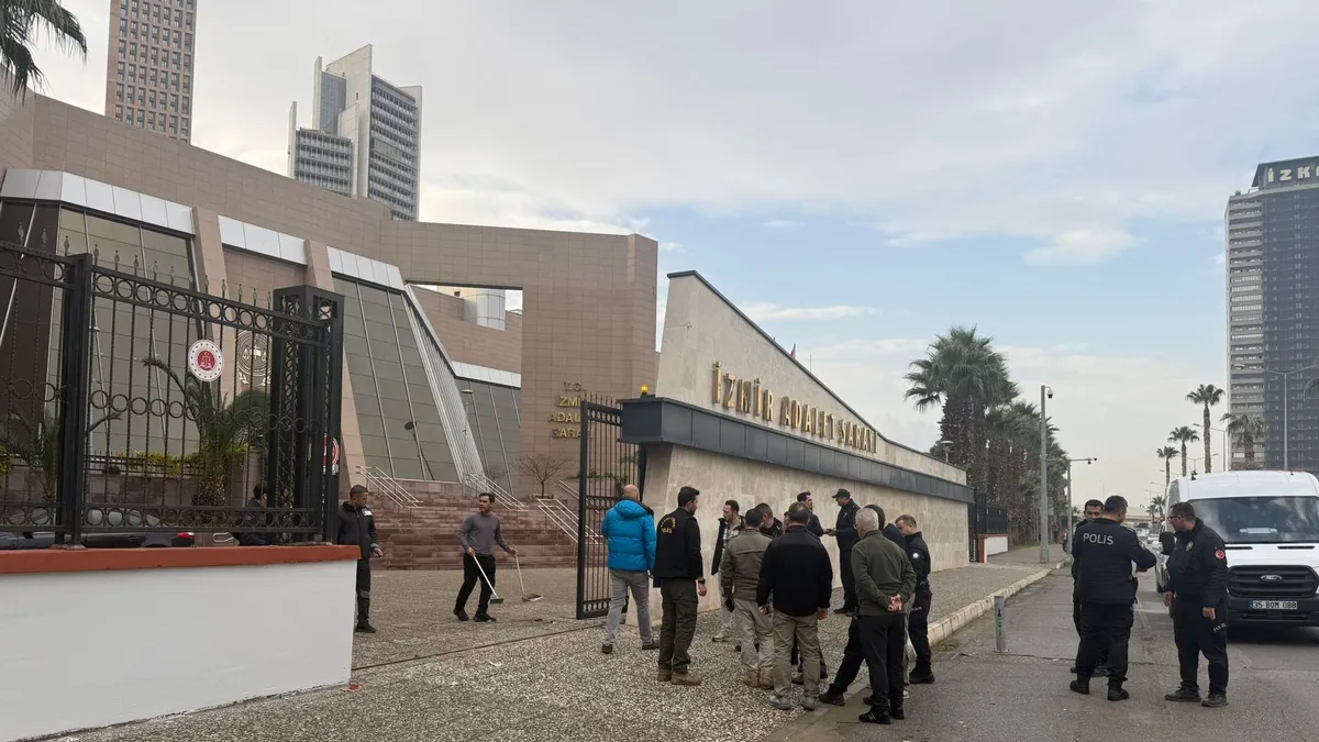 SON DAKİKA: İzmir Adliyesi’nde şüpheli paket alarmı! Bomba imha uzmanları bölgede SON DAKİKA: İzmir Adliyesi’nde şüpheli paket alarmı! Bomba imha uzmanları bölgede