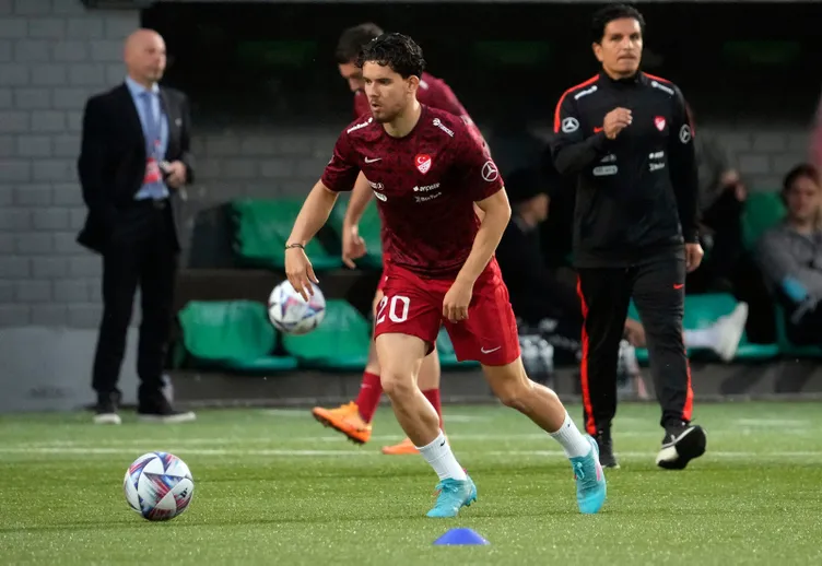 Son dakika Fenerbahçe haberi: Transferi babası duyurdu! Ferdi Kadıoğlu’nun yeni adresi...