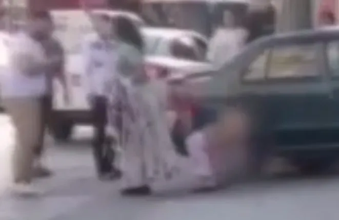 İstanbul’da bir kadın cadde ortasında soyunup tuvaletini yaptı! İstanbul’da bir kadın cadde ortasında soyunup tuvaletini yaptı!