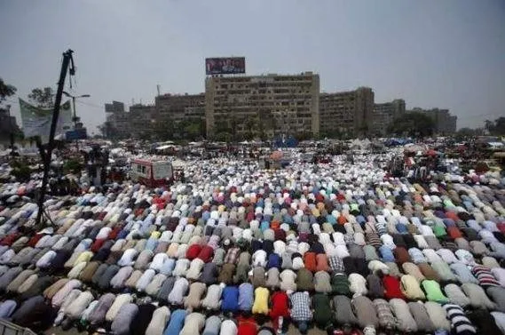 Mısır’da yüzbinler Mursi için ayakta