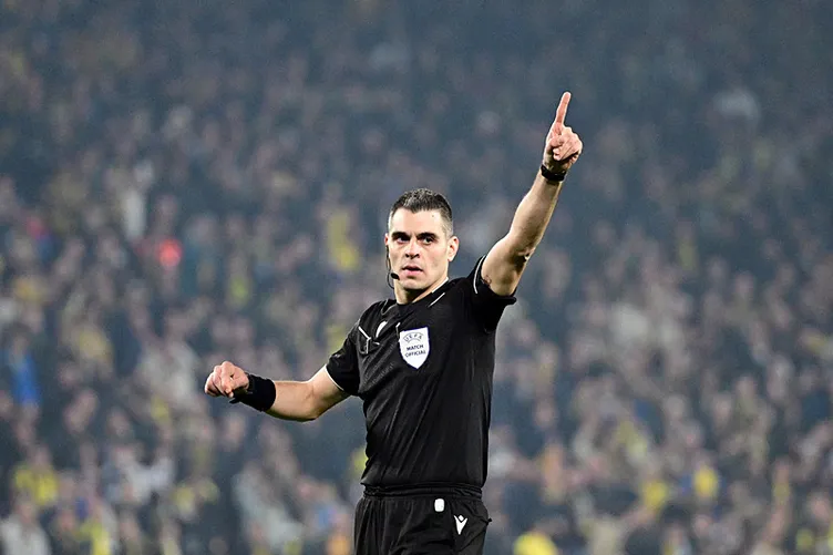 Son dakika haberi: Fenerbahçe - Lyon maçının hakeminden tepki çeken karar! Szymanski ile Kumbedi...