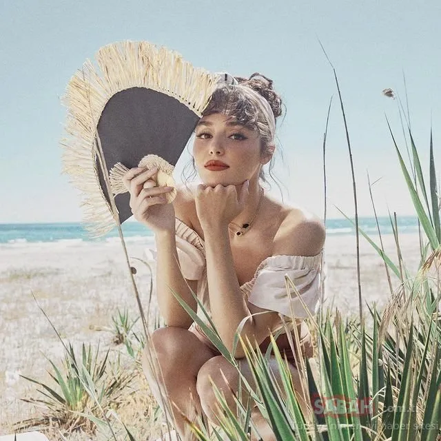 Hande Erçel’in Pazar pozu! Hande Erçel güzelliğiyle yine büyüledi!