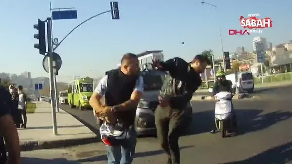 Kağıthane'de trafik magandası terör estirdi; önünü kestiği motosikletliyi tokatladı | Video
