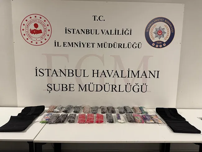 istanbul-havalimaninda-uyusturucu-operasyonu-2-zanli-gozaltina-alindi-1791573562896.jpg