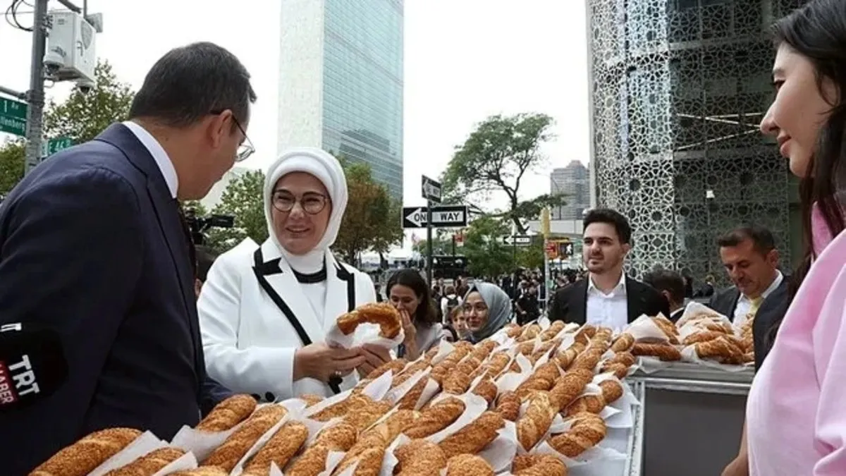 Emine Erdoğan, Türkevi'nin yakınına kurulan simit standını ziyaret etti