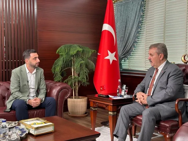 bbp-genel-baskani-desticiden-umit-ozdaga-zehir-zemberek-sozler-turk-bile-degilsin-1727466480550.jpeg