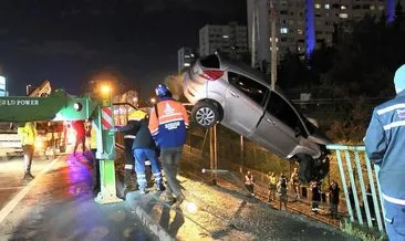 Bakırköy’de otomobil metro hattına uçtu: 2 yaralı