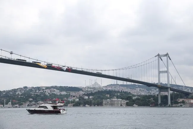 Galatasaray Bayraklari Bogaz A Asildi Spor Haberleri