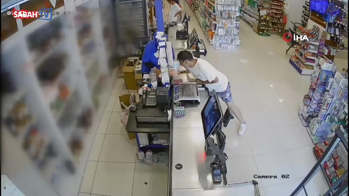 Alanya’yı birbirine kattı: Marketten parayı alıp kaçarken içinde çocuk olan otomobili de kaçırıp kaza yaptı! Yaya olarak kaçmaya devam ettiği sırada cep telefonu gasp etti videosunu izle Alanya’yı birbirine kattı: Marketten parayı alıp kaçarken içinde çocuk olan otomobili de kaçırıp kaza yaptı! Yaya olarak kaçmaya devam ettiği sırada cep telefonu gasp etti videosunu izle