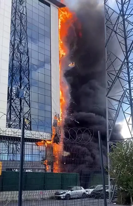 Yer İstanbul Bahçelievler: Özel okulun bahçesindeki trafo bomba gibi patladı!