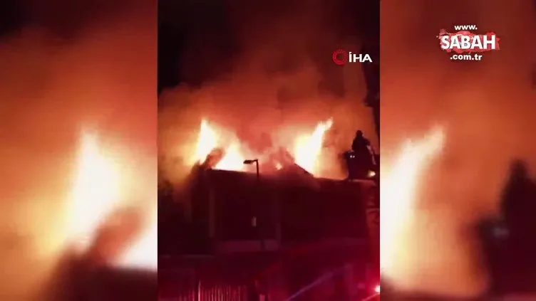 İzmir’de alev alev yanan tarihi bina küle döndü | Video