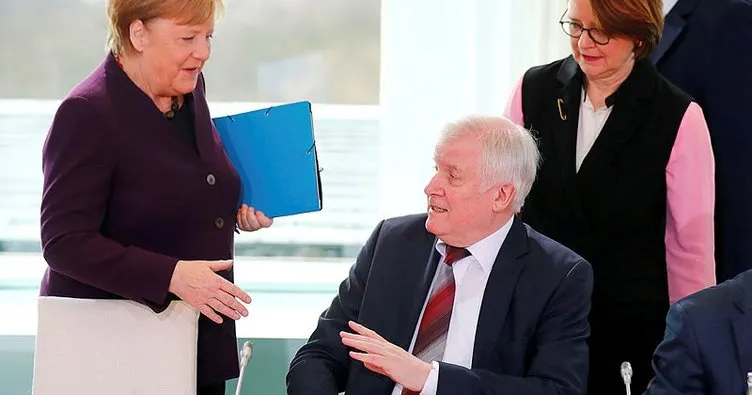 Almanya İçişleri Bakanı Seehofer, Merkel’in elini sıkmadı