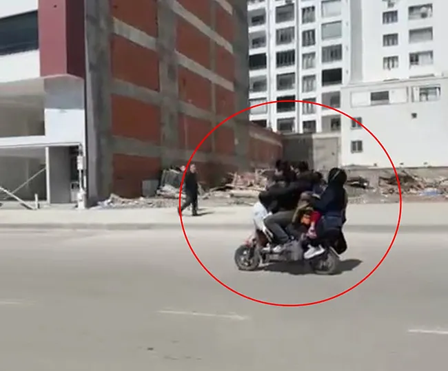 elazigda-korkutan-goruntu-bir-motosiklete-5-kisi-bindiler-1742827399434.jpeg