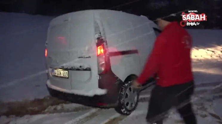 İstanbul'da karda mahsur kalan otomobili traktörle kurtarma operasyonu kamerada | Video