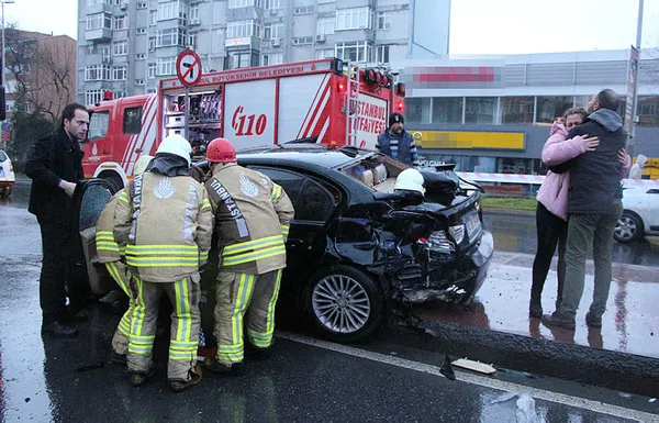 Beşiktaş'ta otobüs lüks araca çarptı - 2