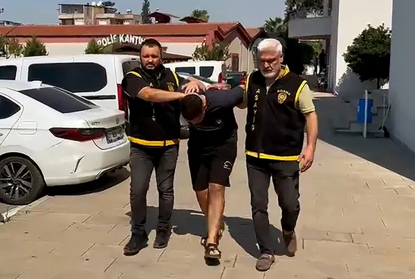 yer-edirne-esnafin-kabusu-oldu-once-eczaneye-ardindan-markete-girip-ne-varsa-caldi-neden-sikayet-ettiler-anlam-1792051083851.jpg