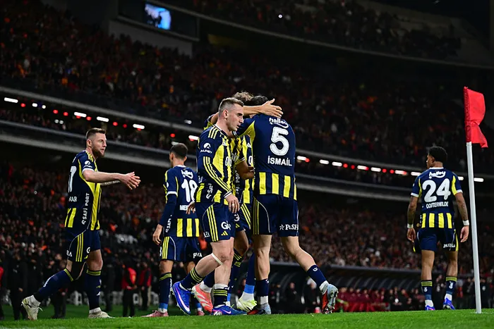 canli-super-kupada-galatasaray-fenerbahce-maci-1768063440364.jpeg