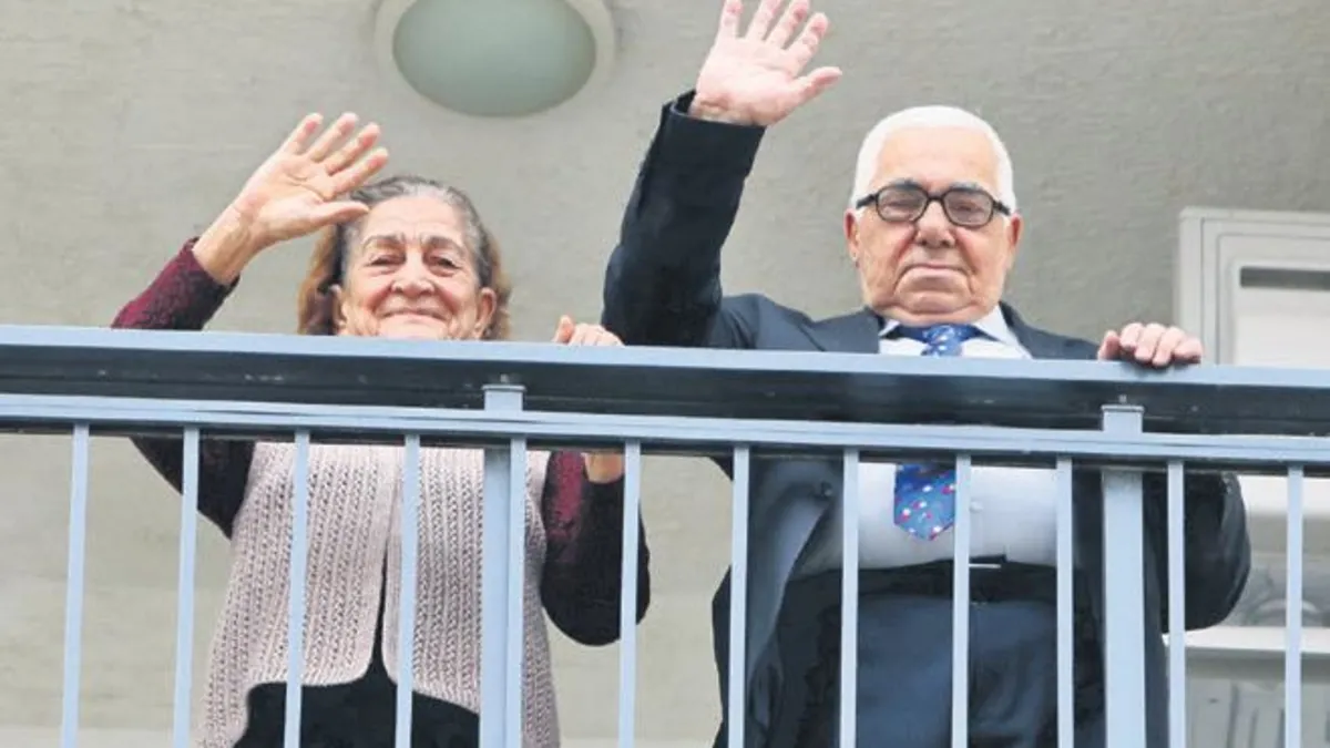 Balkonda bu kez mutluluk pozu