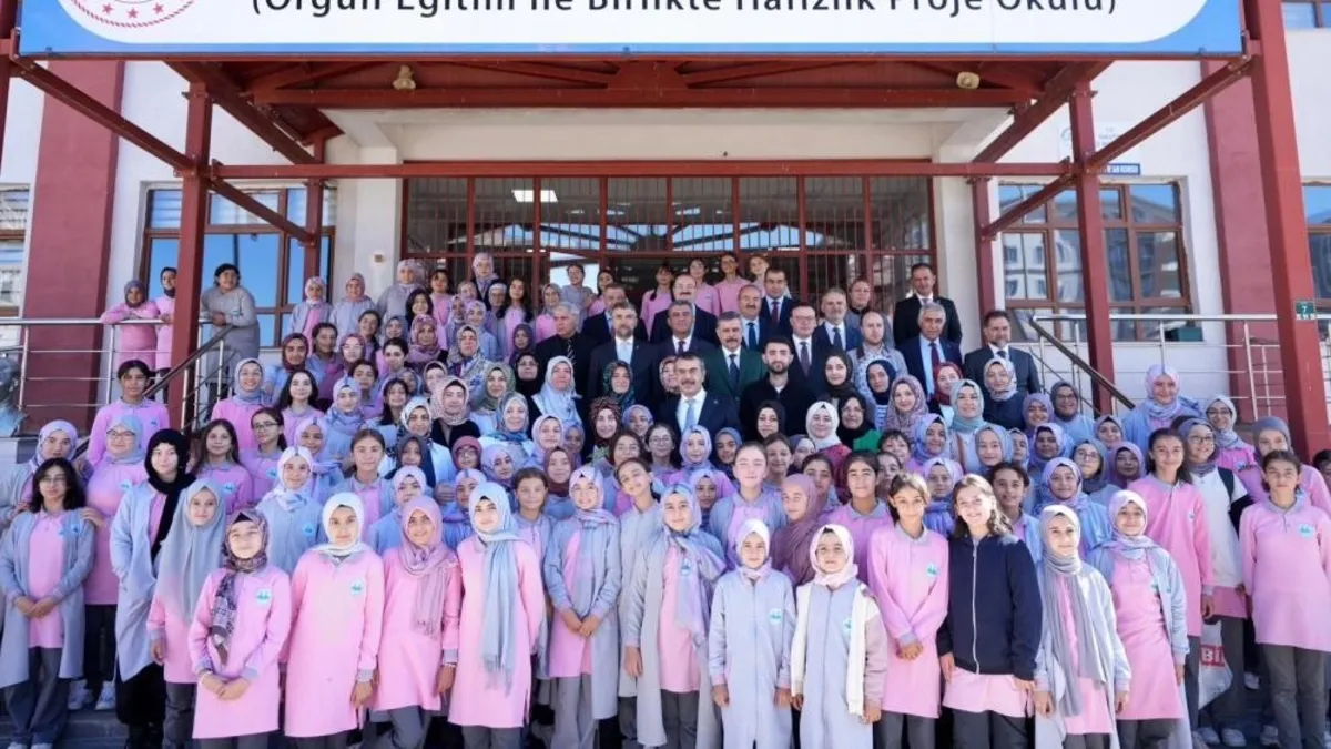 Bakan Tekin’den Erzurum’da sürpriz okul ziyareti Bakan Tekin’den Erzurum’da sürpriz okul ziyareti