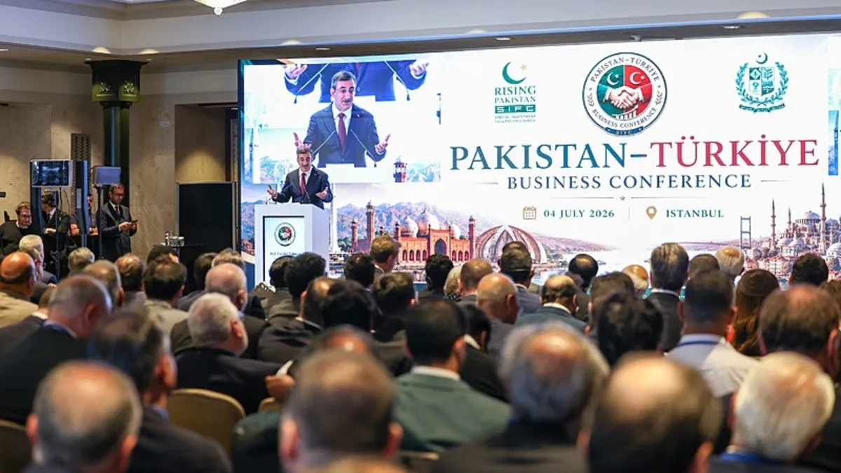 Türkiye ve Pakistan bayrakları ve iş insanlarının yer aldığı bir toplantı görseli.