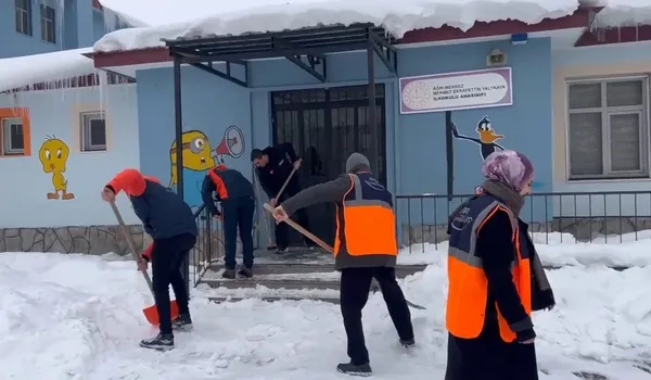 agrida-okullar-ikinci-donem-oncesi-kar-temizleme-calismalariyla-hazirlandi-1769631044094.jpg