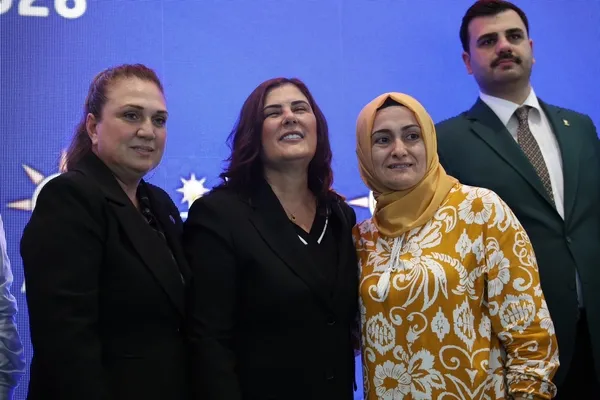 aydinda-ak-partiye-buyuk-katilim-391-muhtar-ve-619-aza-rozet-takti-1782750556945.jpg